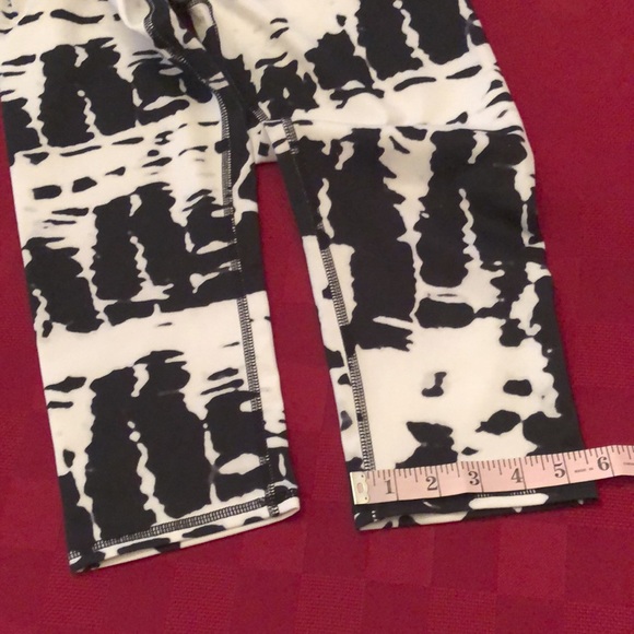 Alo Cropped Airbrush Legging in Black White Print Size Small - Picture 17 of 17